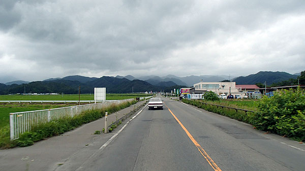 前方の山には厚い雲が・・・